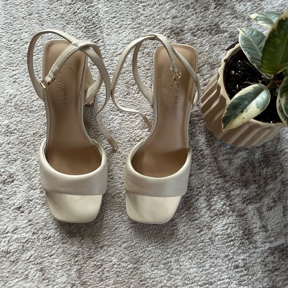 Trendy Cream Block Straw Heels